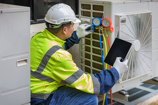 Professional Heat Pump Repair technician working in Bellevue, IL